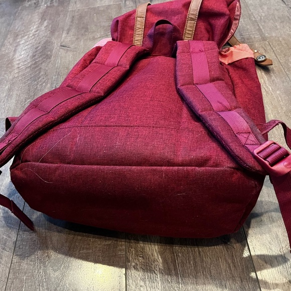 Burgandy Herschel Little America backpack - Picture 7 of 8